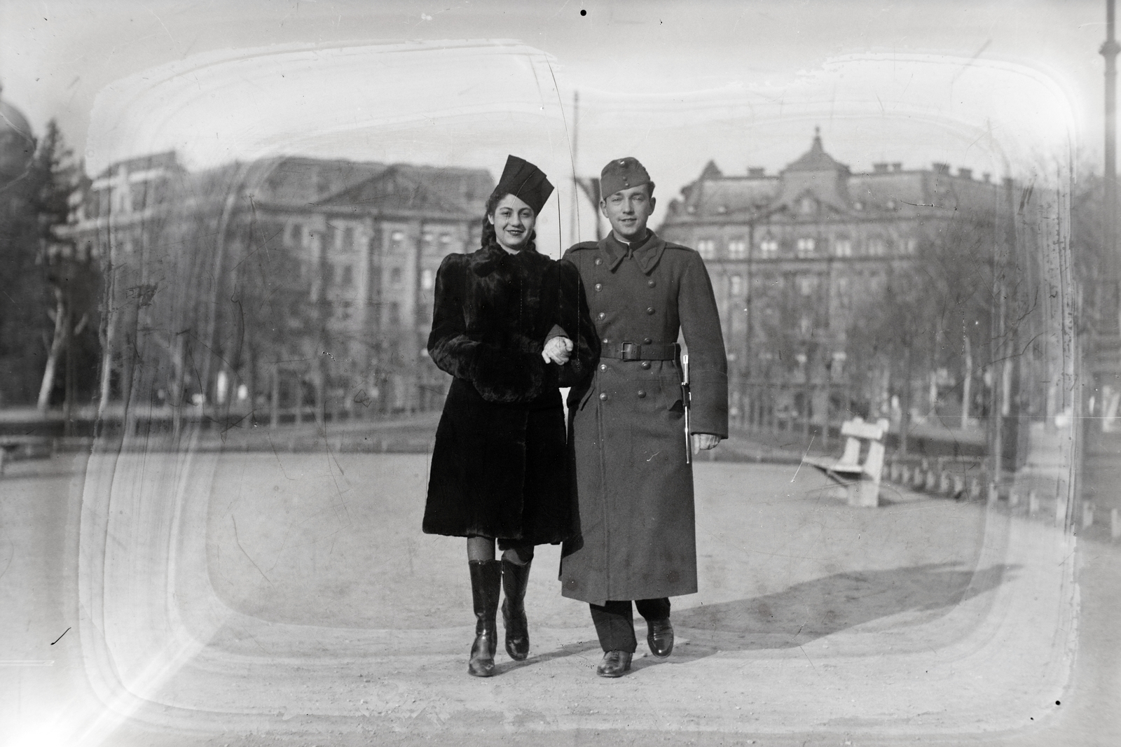 Hungary, Budapest V., Szabadság tér, háttérben balra a Vécsey utca, a pár háta mögött a Honvéd utca, jobbra az Aulich utca., 1939, Bojár Sándor, Budapest, Fortepan #177300
