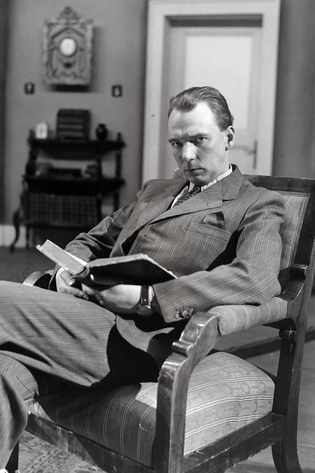 Hungary, Budapest, Tímár József színművész., 1939, Bojár Sándor, celebrity, reading, Fortepan #177301