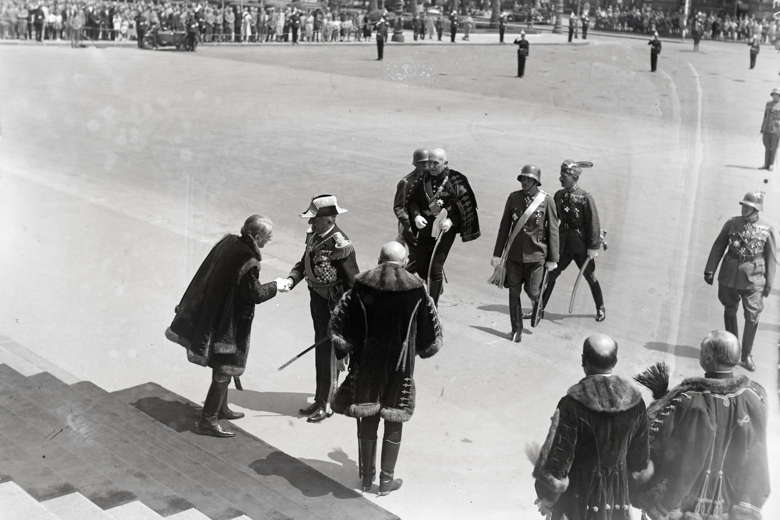 Hungary, Budapest V., Kossuth Lajos tér, a Parlament lépcsőjénél Horthy Miklós kormányzó. A felvétel 1939. június 14-én, a területvisszacsatolások után tartott, új országgyűlés megnyításának napján készült., 1939, Bojár Sándor, Budapest, Fortepan #177311