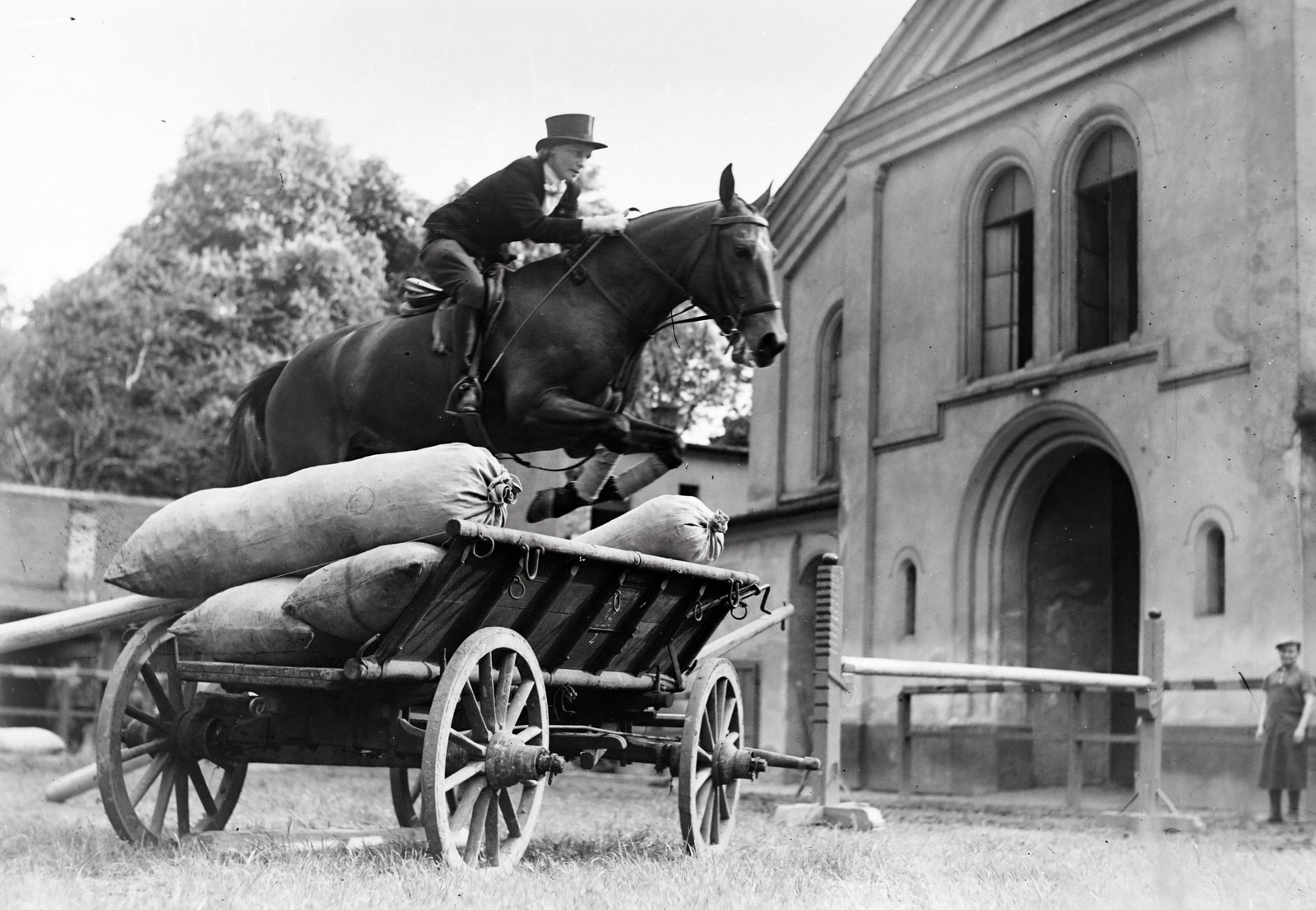 Hungary, Budapest VIII., Pollack Mihály tér 8. (Eszterházy utca 34.), a Nemzeti Lovarda udvara., 1940, Bojár Sándor, horse, jump, Budapest, Fortepan #177319