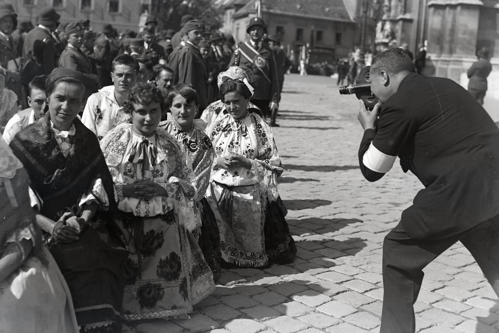 Hungary, Budapest I., Szentháromság tér, jobbra a Mátyás-templom. A felvétel az Eucharisztikus Világkongresszus idején készült., 1938, Bojár Sándor, filming, folk costume, Budapest, Fortepan #177326