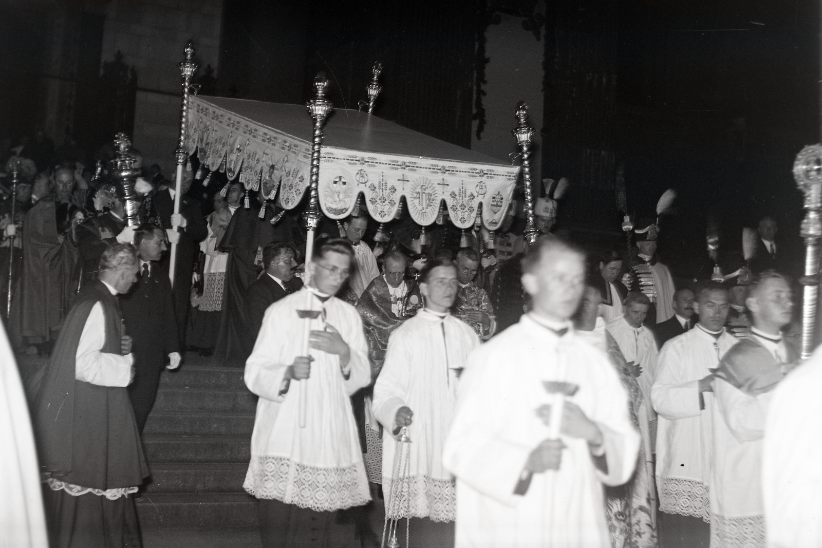 Hungary, Budapest V., Szent István tér, a Szent István-bazilika főbejárata. Eugénio Pacelli bíboros (későbbi XII. Pius pápa), XI. Pius pápa képviselője az Eucharisztikus Világkongresszus alkalmából tartott hajó-körmenetre viszi az Oltáriszentséget., 1938, Bojár Sándor, Budapest, Fortepan #177333