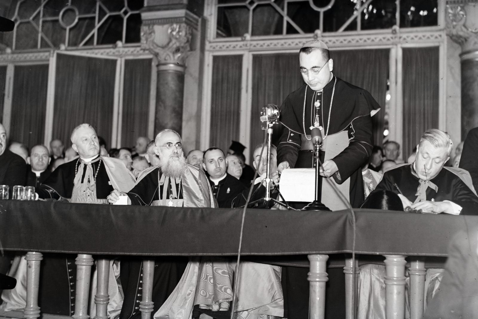 Hungary, Budapest V., a Vigadó nagyterme, Eucharisztikus Kongresszus. Az eucharisztia és a falu, Magyar szakosztályi gyűlés, Hanauer Árpád István váci püspök vezetésével., 1938, Bojár Sándor, Budapest, Fortepan #177334