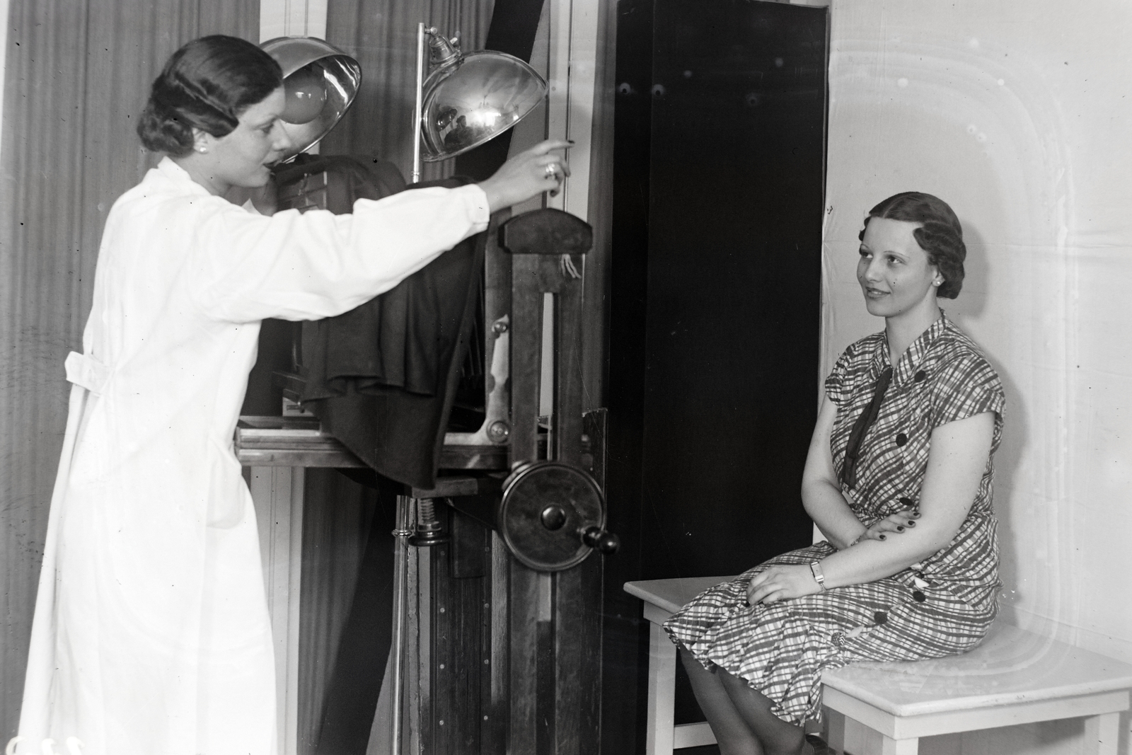 Hungary, Budapest VI., Akácfa utca 6., Márkus Margit színésznő (balra) tanulja a fényképészmesterséget, barátnője Rezsny Hedvig (jobbra) fényképész műtermében., 1938, Bojár Sándor, Budapest, studio, studio camera, photography, tripod, staged, Fortepan #177347