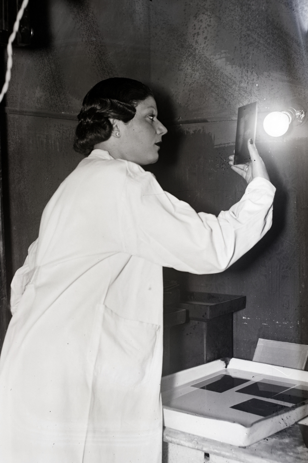 Hungary, Budapest VI., Akácfa utca 6., Rezsny Hedvig fényképész műterme. Márkus Margit színésznő tanulja a fényképészmesterséget., 1938, Bojár Sándor, Budapest, photography, chemistry, photo lab, glass plate negative, Fortepan #177350