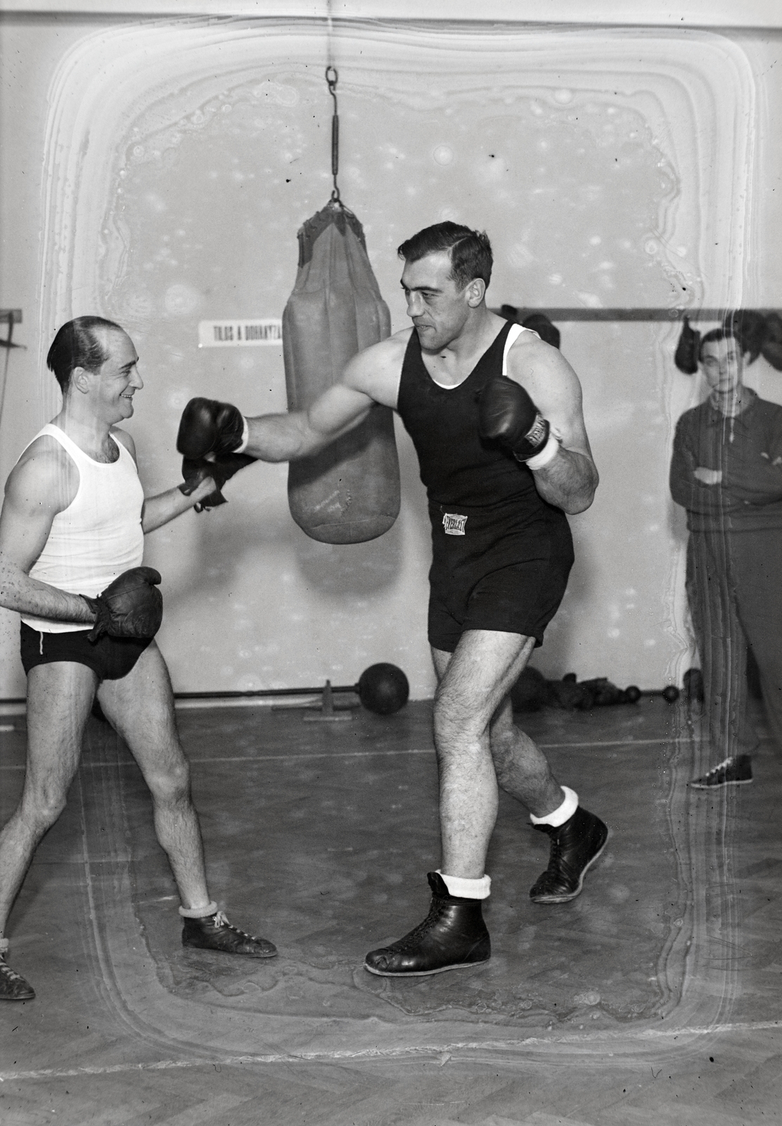 Hungary, Budapest V., Váci utca 20. Balra Erdős László, aki boksziskolájában Primo Carnera olasz profi világbajnok ökölvívót, későbbi pankrátort, az árnyék bokszolásra oktatja., 1937, Bojár Sándor, Budapest, Fortepan #177355