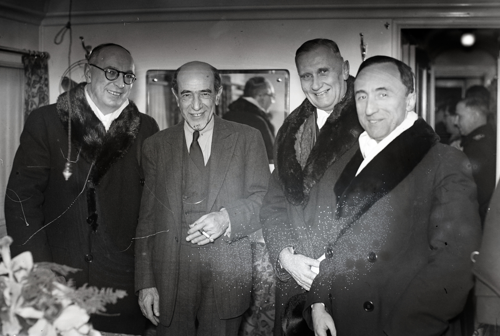 Hungary, Budapest VIII., Baross tér, Keleti pályaudvar. Dr. Alexander Vukcsevics jugoszláv követ, Istrate Micescu román külügyminiszter, Miloš Kobr csehszlovák követ, Raoul V. Bossy román követ. A felvétel a román külügyminiszter Budapesten átutazása alkalmával kiészült, 1938. január 11. éjszaka., 1941, Bojár Sándor, Budapest, Fortepan #177360