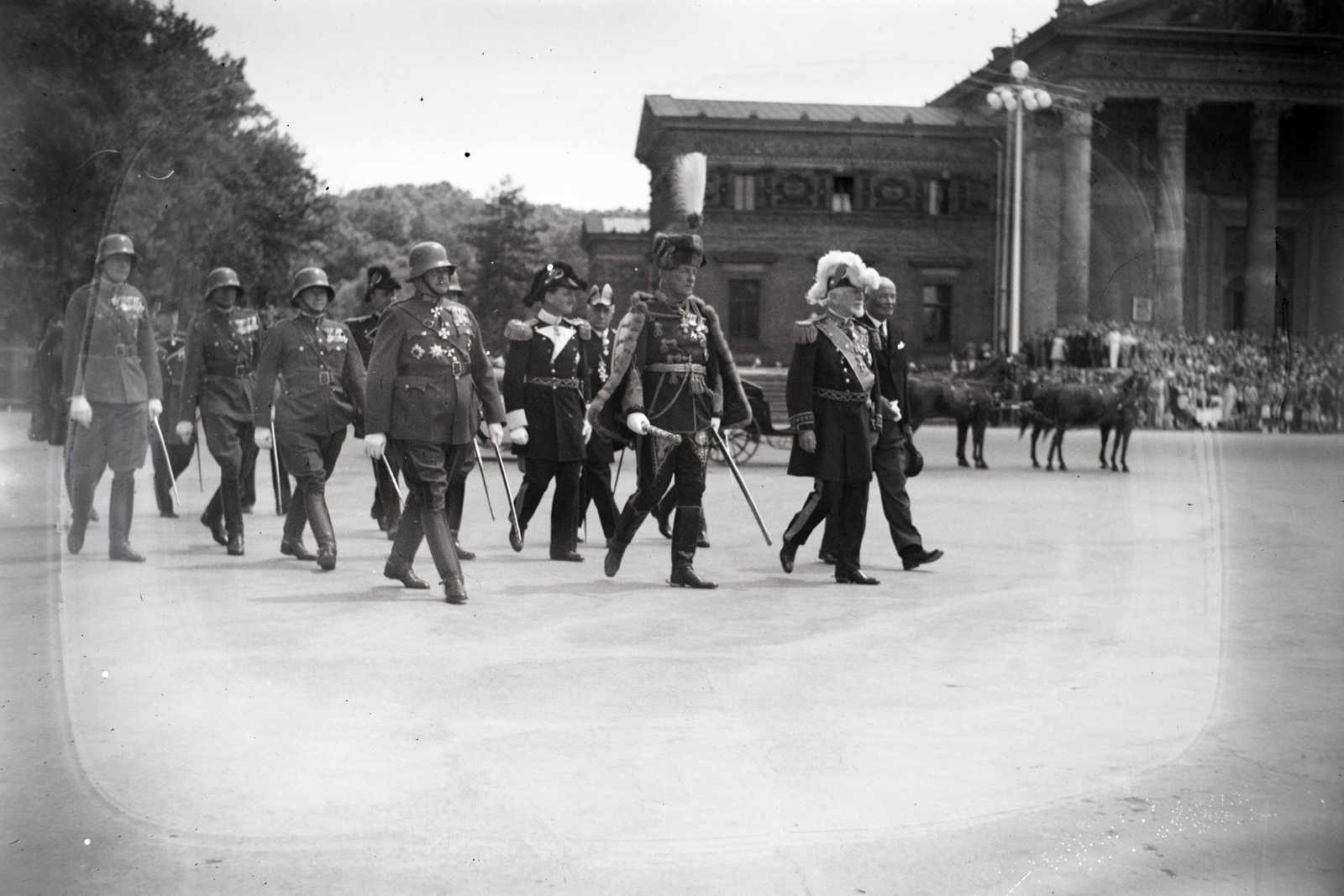 Magyarország, Budapest XIV., Hősök tere. A Máltai Lovagrend a Szent István-év emlékére Budapesten tartotta világkongresszusát. Ez alkalomból Ludovico Chigi Albani della Rovere herceg, a rend Nagymestere (előtérben jobbra) megkoszorúzza a Hősök Emlékkövét. Melette balra József királyi herceg., 1938, Bojár Sándor, katona, Budapest, Fortepan #177363