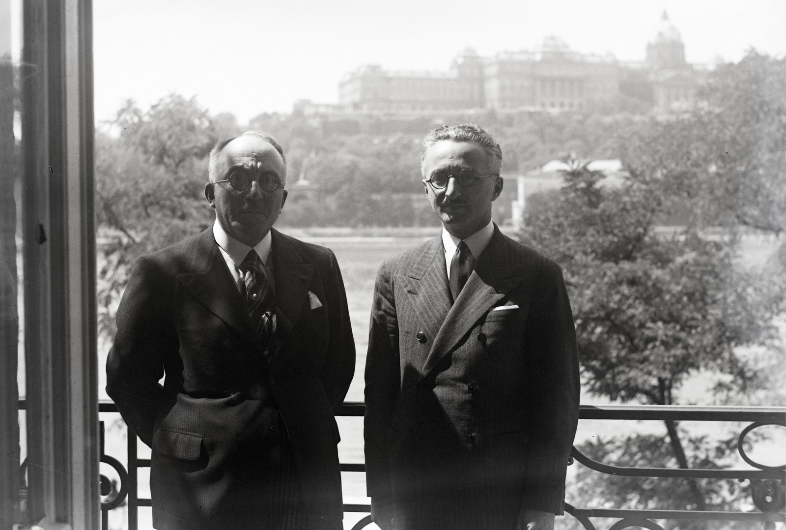 Hungary, Budapest V., a Bristol szálló erkélye, háttérben a budai Vár. Eqrem Libohova albán külügyminiszter és Sermet Djadjidi követségi tanácsos., 1938, Bojár Sándor, Budapest, Fortepan #177365
