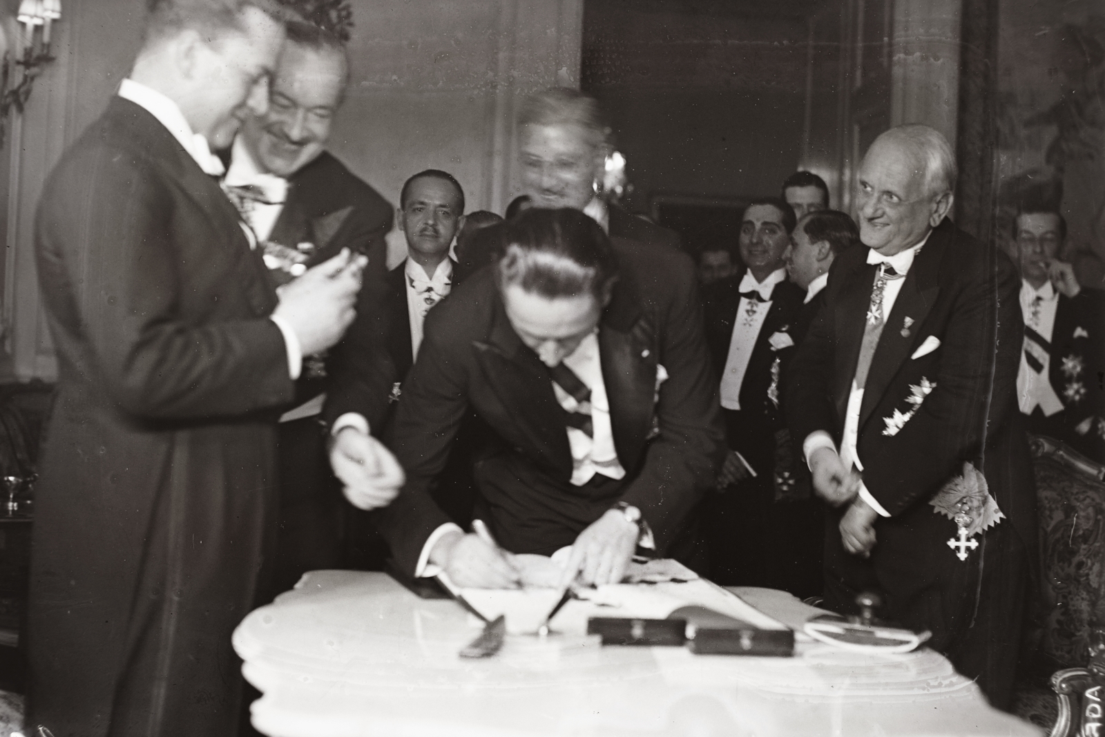 Hungary, Budapest I., Sándor-palota (ekkor Miniszterelnöki palota). A római egyezmény államainak budapesti tanácskozása után, a közös nyilatkozat aláírásakor, 1938. január 12-én készült a felvétel. Balról gróf Ciano olasz külügyminiszter, Darányi Kálmán miniszterelnök, aláír Guido Schmidt osztrák külügyi államtitkár, mögötte Kurt Schuschnigg osztrák kancellár és Kánya Kálmán külügyminiszter., 1938, Bojár Sándor, Budapest, Fortepan #177372