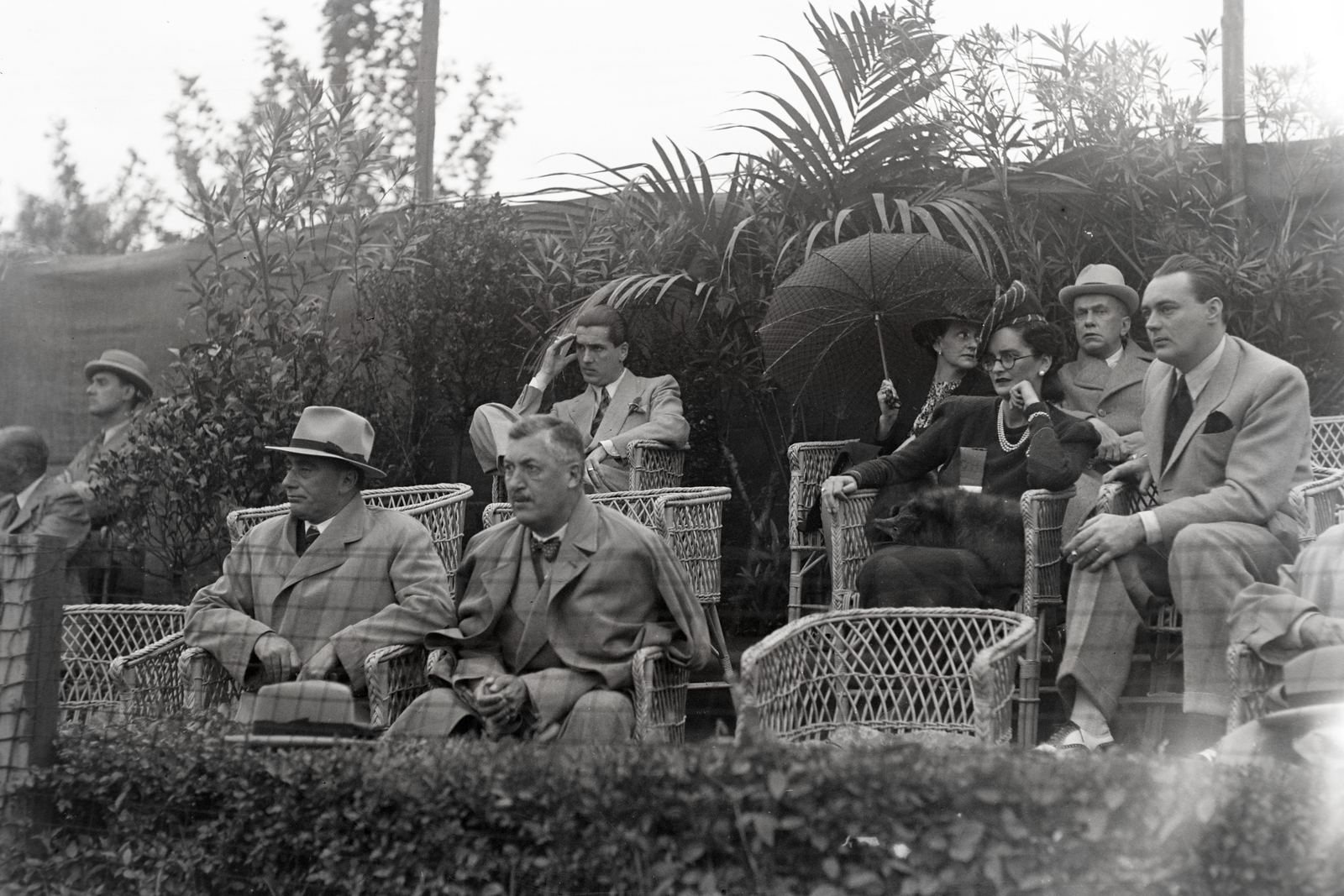 Hungary, Margit Islands, Budapest, magyar bajnoki teniszverseny nemzetközi résztvevőkkel, a díszpáholyában jobbra Horthy Paulette és férje gróf Károlyi Gyula. A felvétel 1937. szeptember 5-én, a döntők napján készült., 1937, Bojár Sándor, celebrity, sunshades, wicker chair, audience, Fortepan #177373