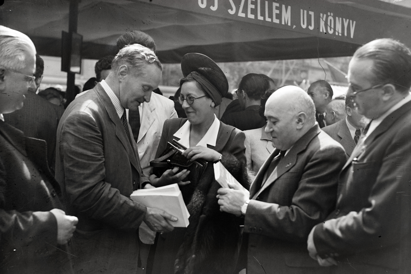 Magyarország, Budapest VIII., Blaha Lujza tér, balról Balogh István, Dálnoki Miklós Béla és felesége, Rákosi Mátyás és Vas Zoltán. A felvétel "Az első szabad magyar könyvnap" nyitónapján, 1945. július 12-én készült., 1945, Bojár Sándor, Budapest, politikus, Fortepan #177378