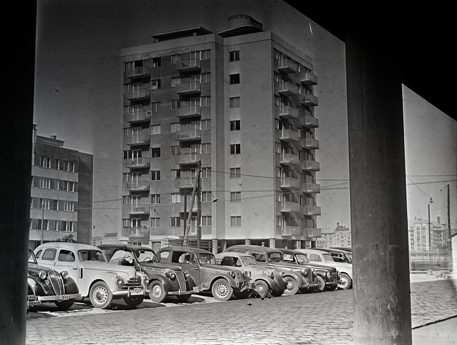 Hungary, Budapest II., a mai Nagy Imre tér, szemben a Fő utca és a Bem rakpart között épült "pontház". A felvétel a Könnyűipari Minisztérium (eredetileg Magyar Királyi Ipari Anyaghivatal) épületének árkádja alól készült., 1950, Bojár Sándor, Budapest, house, automobile, point house, Fortepan #177382