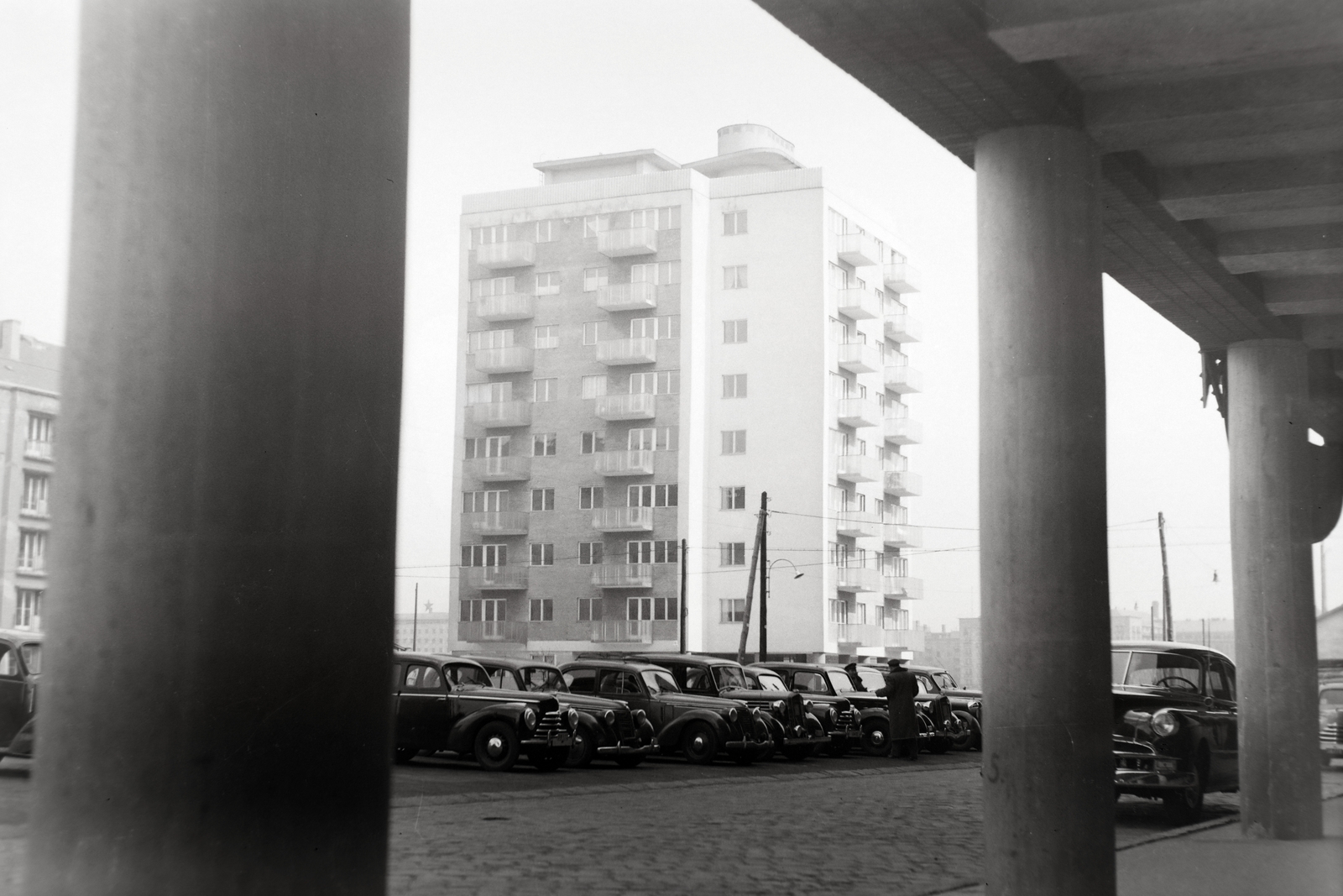 Hungary, Budapest II., a mai Nagy Imre tér, szemben a Fő utca és a Bem rakpart között épült "pontház". A felvétel a Könnyűipari Minisztérium (eredetileg Magyar Királyi Ipari Anyaghivatal) épületének árkádja alól készült., 1950, Bojár Sándor, Budapest, house, point house, Fortepan #177383