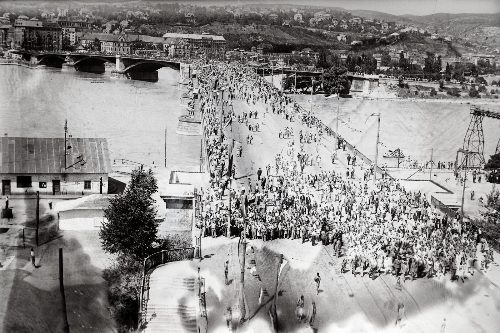 Magyarország, Budapest V.,Budapest II., Jászai Mari (Rudolf) tér, a felvétel az újjáépített Margit híd felavatása alkalmával, 1948. augusztus 1-én készült., 1948, Bojár Sándor, felülnézet, Budapest, látkép, avatás, folyó, Fortepan #177385