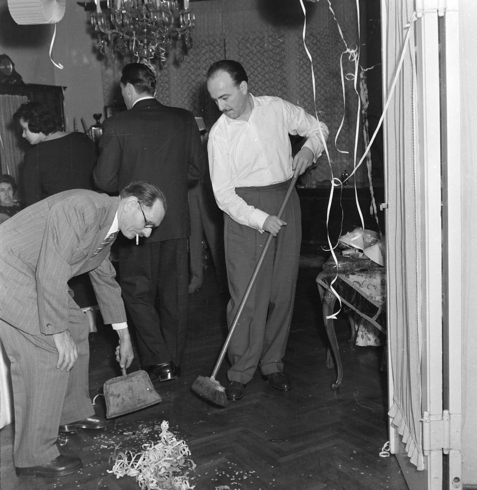 1959, Bojár Sándor, cleaning, smoking, New Year's Eve, Fortepan #177387
