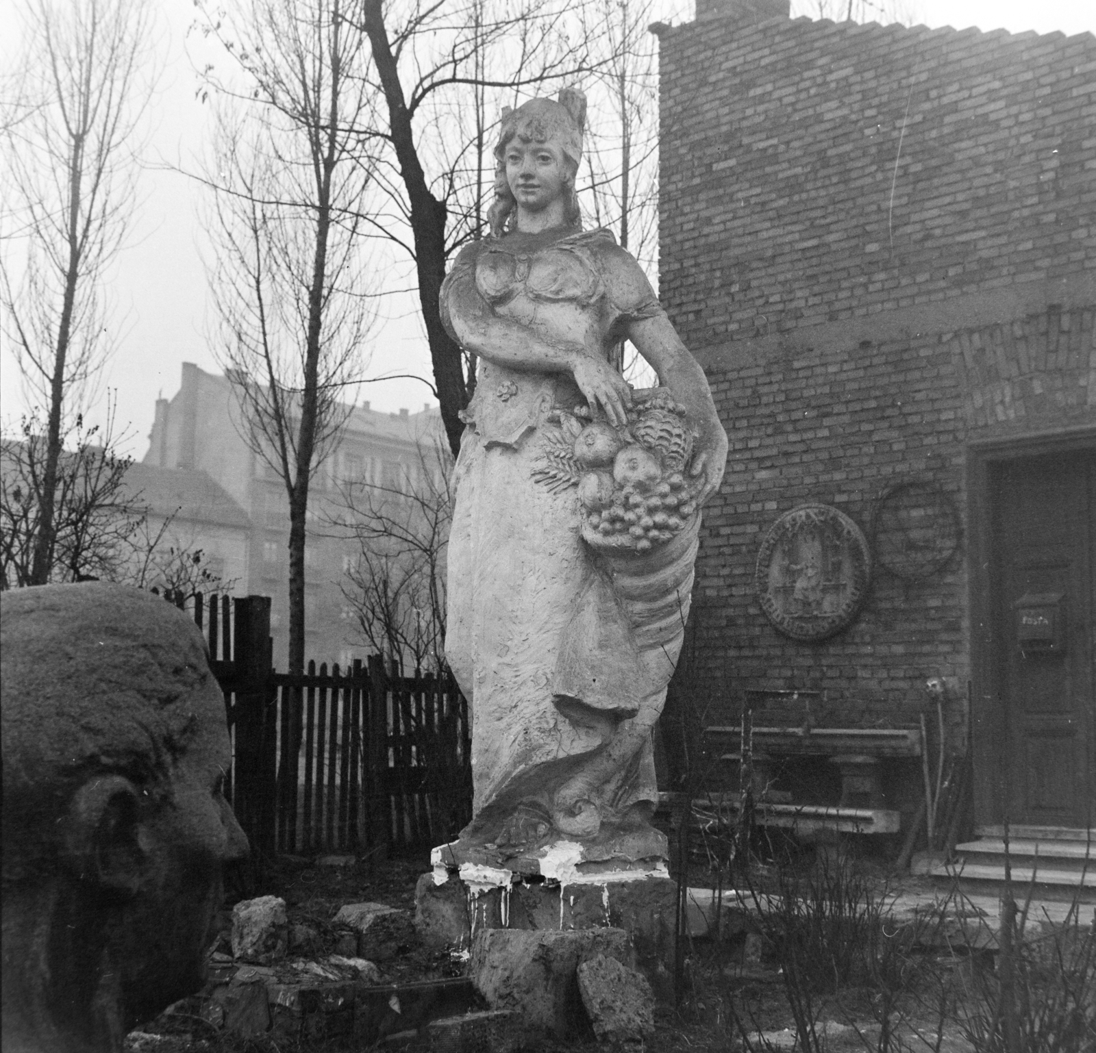 Hungary, Budapest XIV., Szobránc utca 18., Sóváry János szobrászművész házának kertje. Balra a háttérben az Egressy út 18/b és 18/c számú ház., 1959, Bojár Sándor, Budapest, Fortepan #177403