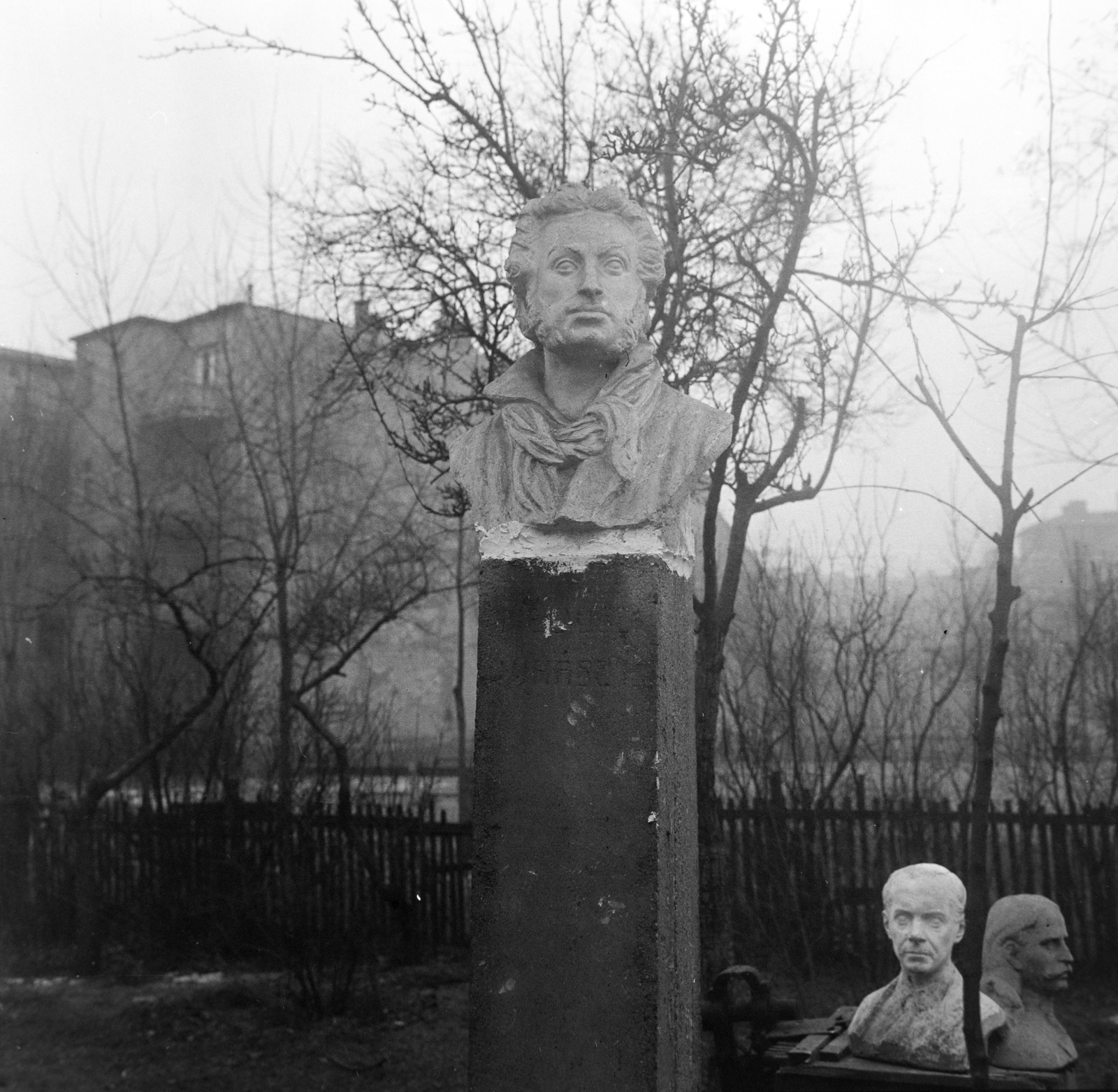 Hungary, Budapest XIV., Szobránc utca 18., Sóváry János szobrászművész házának kertje. Balra a háttérben a Gizella út 9/b számú ház hátsó frontja., 1959, Bojár Sándor, Budapest, Fortepan #177404