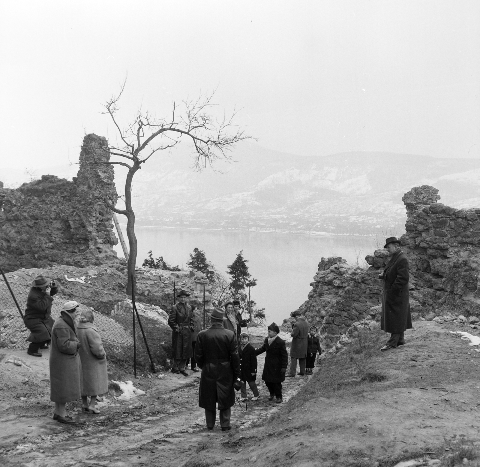 Hungary,Danube Bend, Visegrád, a felvétel az Alsóvár falánál készült., 1959, Bojár Sándor, Fortepan #177406
