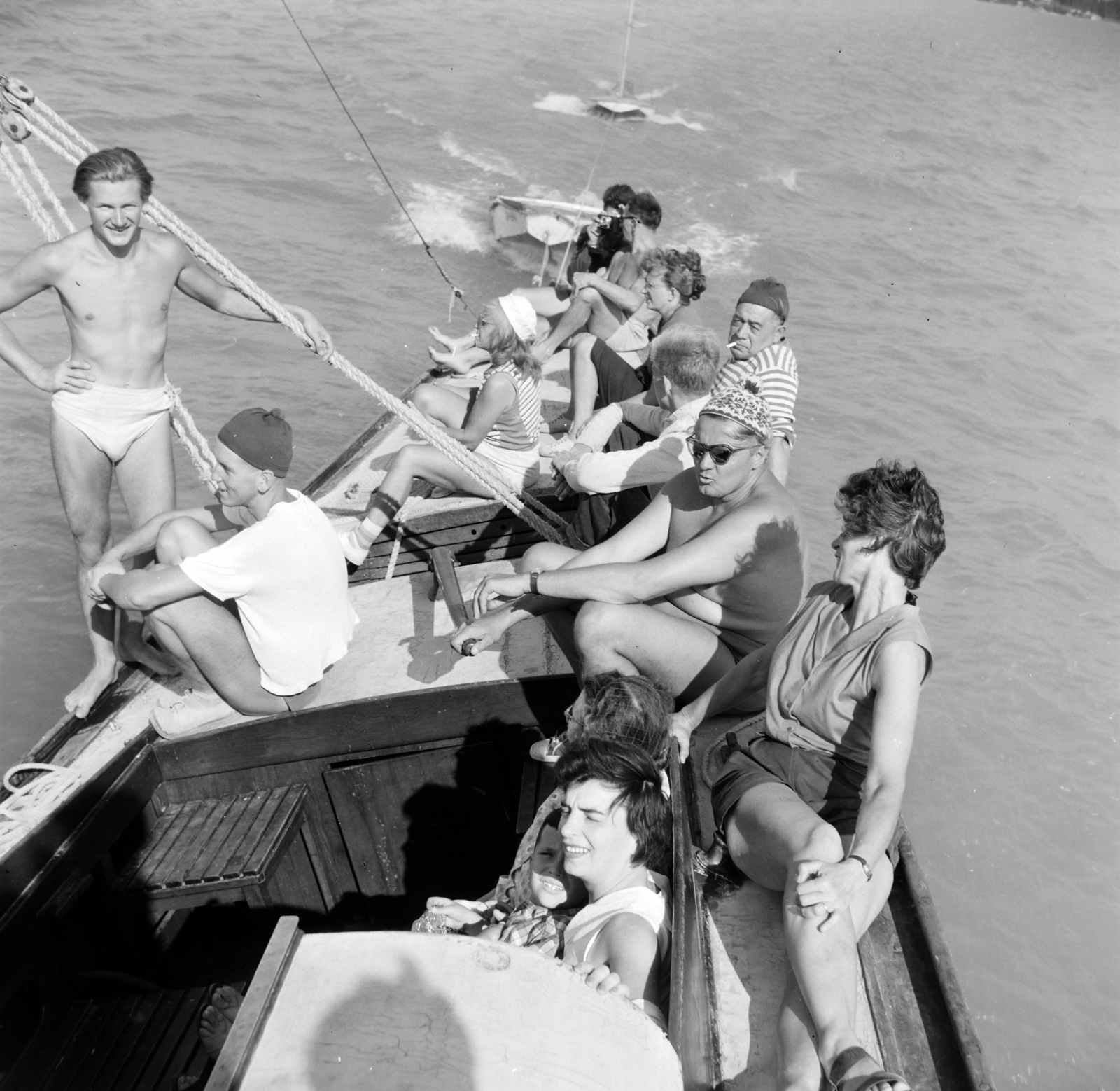 Magyarország,Balaton, a felvétel a Vasas SC siófoki vitorlás szakosztályának 75-ös cirkálóján, a Nemere II. -n készült., 1957, Bojár Sándor, képarány: négyzetes, vitorlázás, hajókirándulás, Fortepan #177415