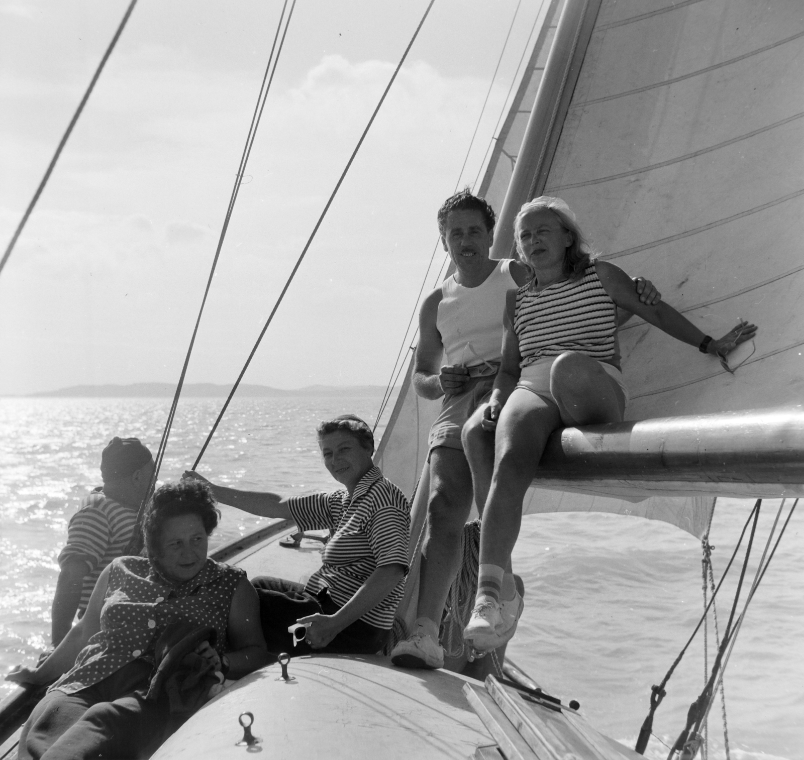 Hungary,Lake Balaton, a felvétel a Vasas SC siófoki vitorlás szakosztályának 75-ös cirkálóján, a Nemere II. -n készült., 1957, Bojár Sándor, photo aspect ratio: square, sailing, Fortepan #177416