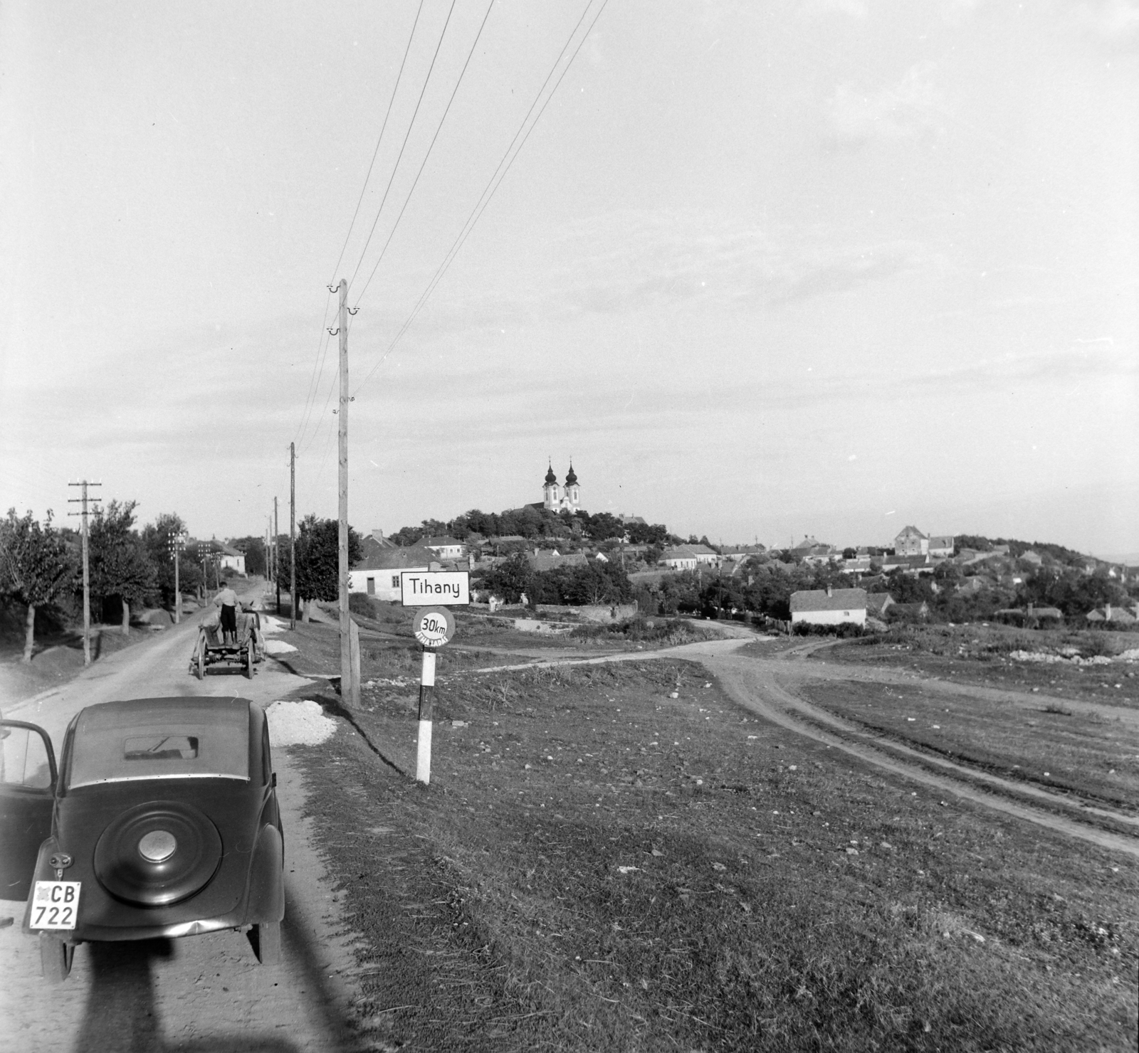 Hungary,Lake Balaton, Tihany, Kossuth Lajos utca a község határában, háttérben a Bencés Apátság., 1957, Bojár Sándor, steeple, photo aspect ratio: square, number plate, place-name signs, Fortepan #177419