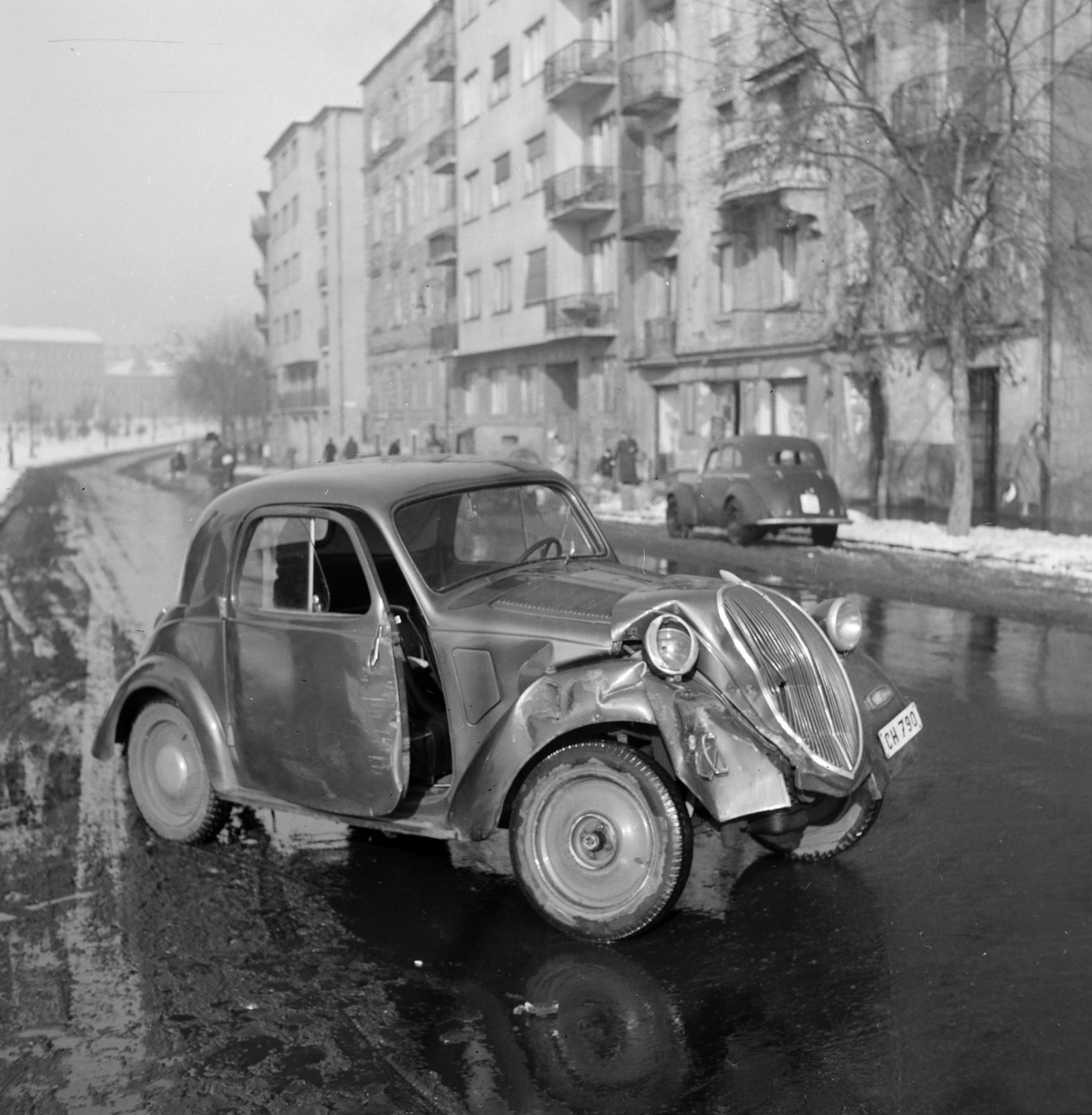 Hungary, Budapest I., közlekedési baleset az Attila út 107. számú ház előtt., 1957, Bojár Sándor, accident, Fiat-brand, wreck, Budapest, photo aspect ratio: square, Fortepan #177420