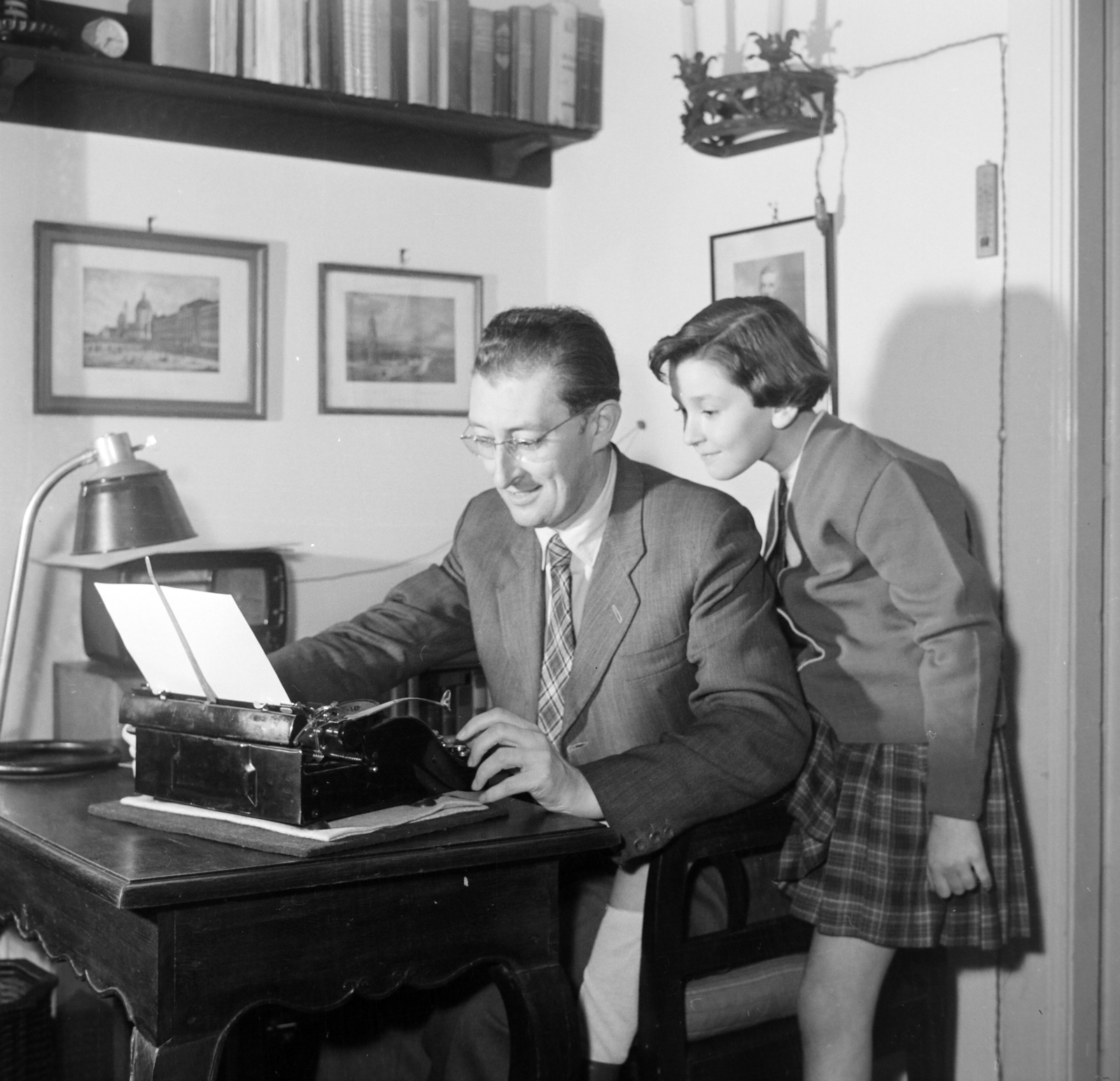 1957, Bojár Sándor, photo aspect ratio: square, peeking, photo in a frame, curiosity, typewriter, Fortepan #177426