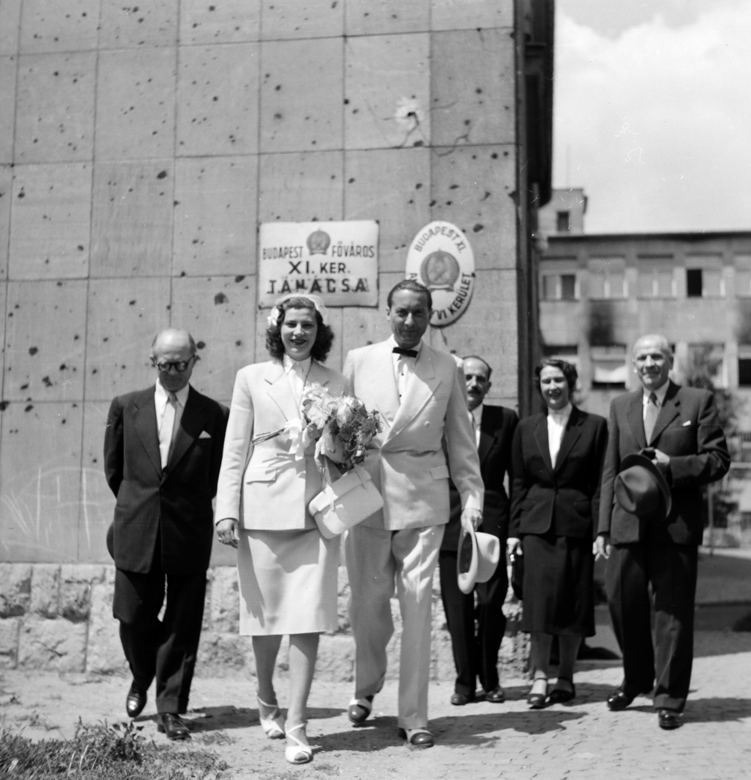 Magyarország, Budapest XI., a felvétel a Bocskai úti Tanács (később Önkormányzat) épülete mellett készült. Bejárat Zsombolyai utca felől a házasságkötő teremhez., 1955, Bojár Sándor, Budapest, Fortepan #177432