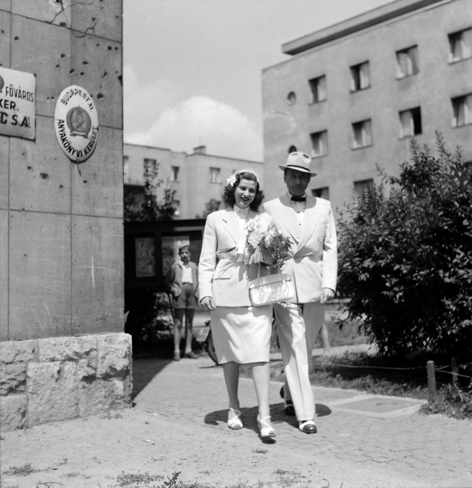 Hungary, Budapest XI., a felvétel a Bocskai úti Tanács (később Önkormányzat) épülete mellett készült. Bejárat a Zsombolyai utca felől a házasságkötő teremhez., 1955, Bojár Sándor, Budapest, Fortepan #177433