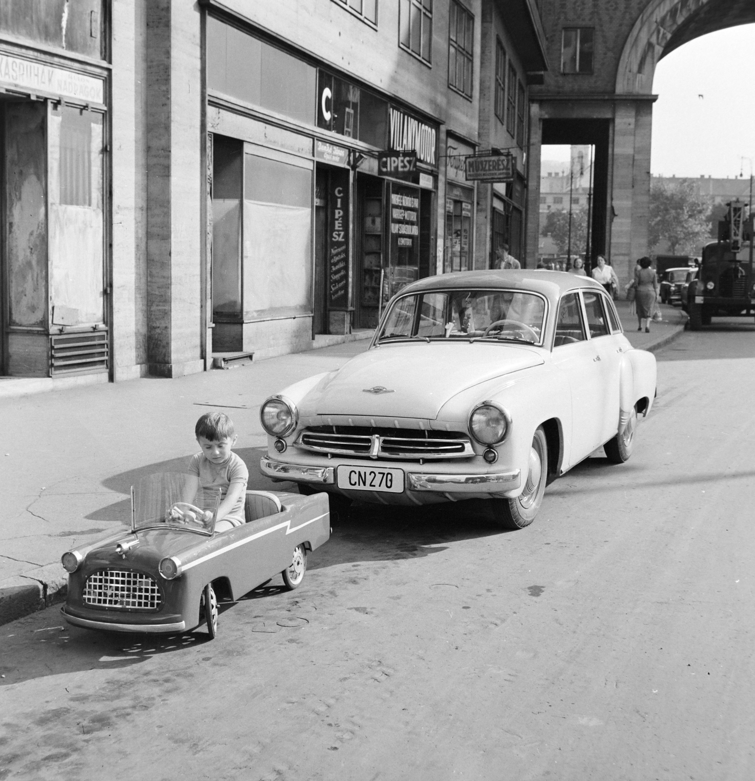 Hungary, Budapest VII., Madách Imre út a Madách Imre tér felé nézve., 1959, Bojár Sándor, Budapest, model car, kid, Fortepan #177442