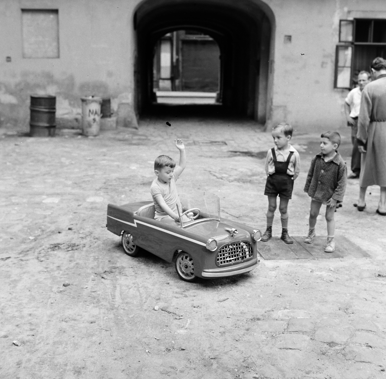 Hungary, Budapest VII., a Király (Majakovszkij) utca 9. számú ház udvara., 1959, Bojár Sándor, Budapest, model car, kid, Fortepan #177443