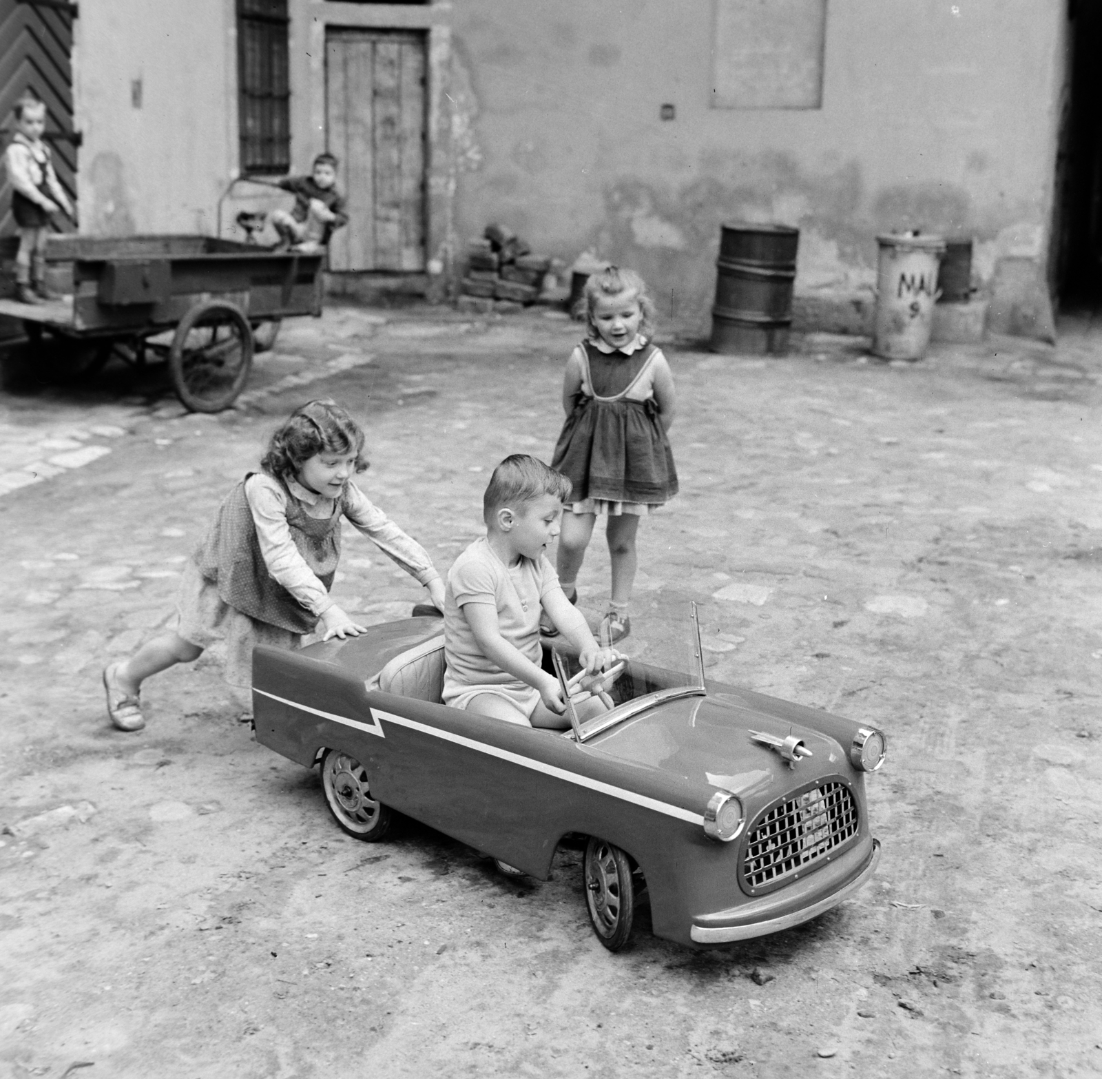 Hungary, Budapest VII., a Király (Majakovszkij) utca 9. számú ház udvara., 1959, Bojár Sándor, Budapest, push starting, girls, model car, Fortepan #177444