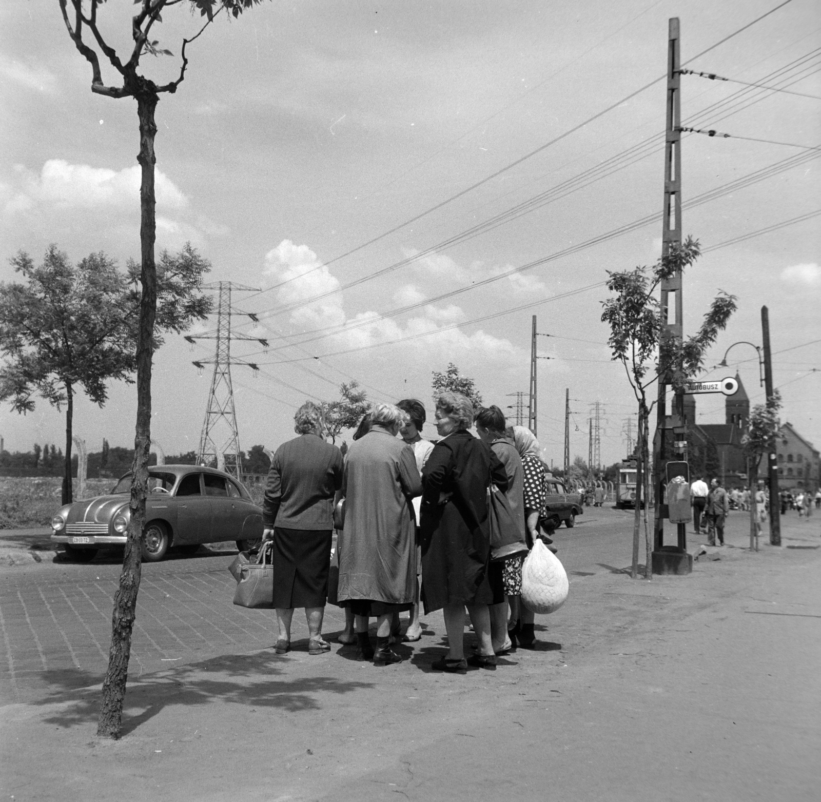 Hungary, Budapest IX., Ecseri út, jobb oldalt a Szent Kereszt-templom, a villamos az Epreserdő utca felé kanyarodik, 1962, Bojár Sándor, Budapest, Tatra-brand, Chevrolet-brand, Fortepan #177479
