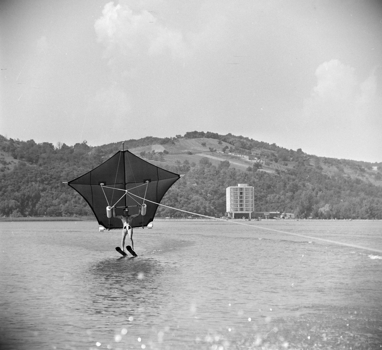 Magyarország,Balaton, Tihany, vízisíről felemelkedő sárkányrepülő, háttérben a Hotel Tihany., 1965, Bojár Sándor, vízisí, vízisport, sárkányrepülő, Fortepan #177483