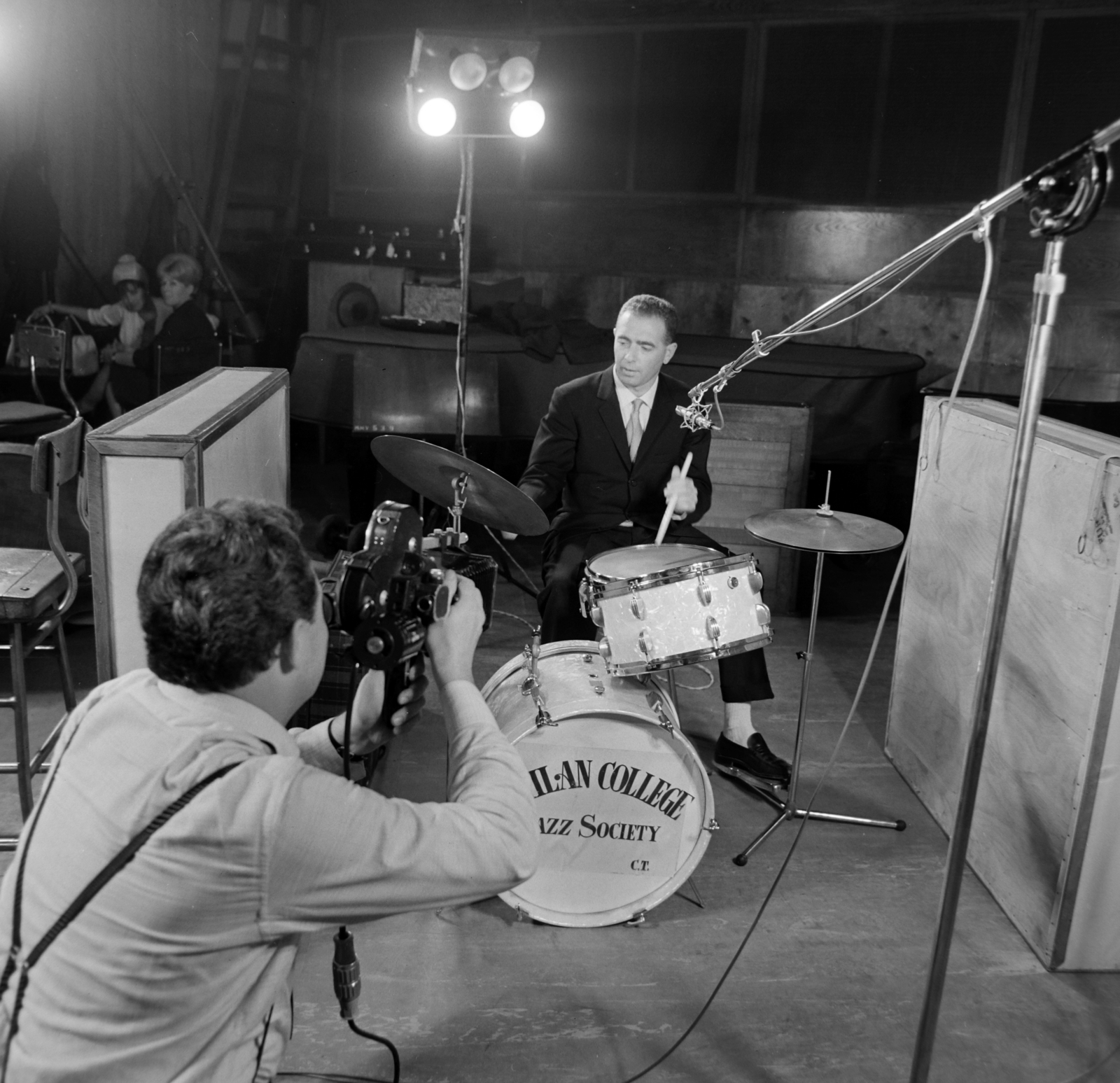 Hungary, Budapest VII., Rottenbiller utca 47., hangfelvétel a Qualiton Stúdióban, a Milan College Jazz Society dobosa., 1965, Bojár Sándor, movie camera, drum, microphone, studio, Budapest, drummer, cymbal, Fortepan #177533