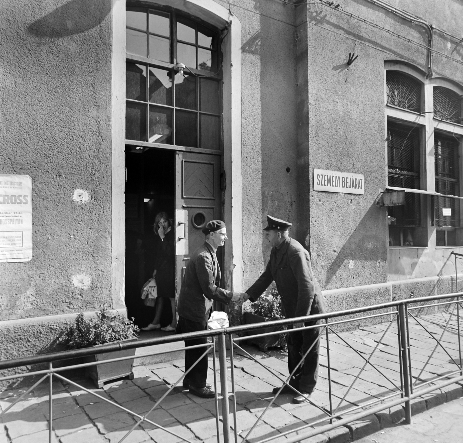 Hungary, Óbuda, Budapest III., Fényes Adolf utca, a Goldberger Textilgyár kapuja., 1965, Bojár Sándor, handshake, Budapest, peeking, Fortepan #177541