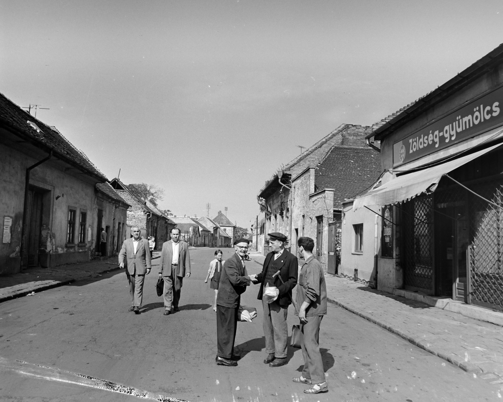 Hungary, Óbuda, Budapest III., Kiskorona (Fényes Adolf) utca a Perc utca felől a Korona (Dugovics Titusz) tér felé nézve., 1965, Bojár Sándor, Budapest, greengrocer, Fortepan #177542