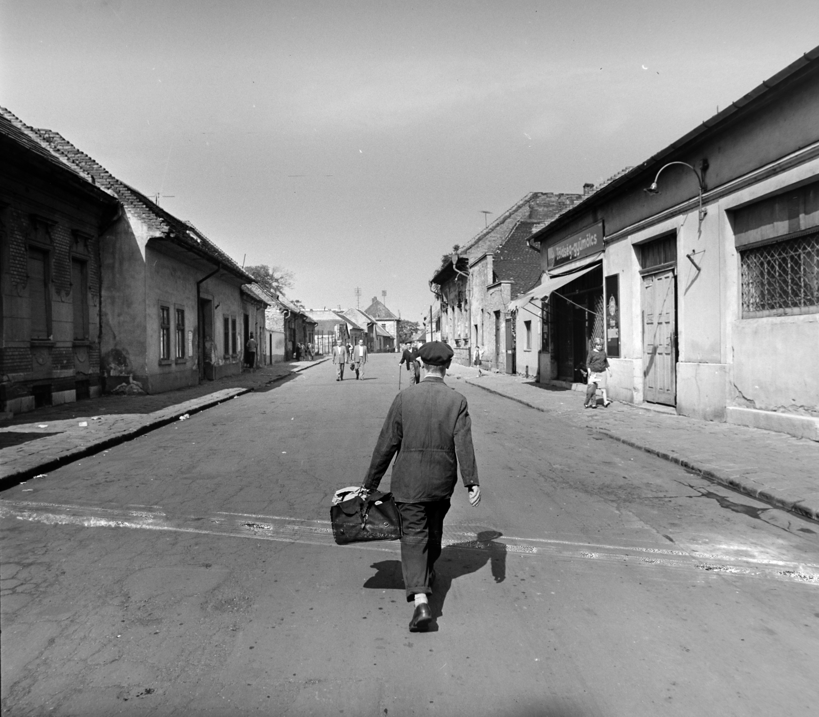 Hungary, Óbuda, Budapest III., Kiskorona (Fényes Adolf) utca a Perc utca felől a Korona (Dugovics Titusz) tér felé nézve., 1965, Bojár Sándor, Budapest, Fortepan #177543