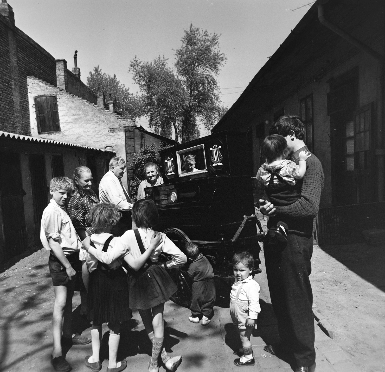 Hungary, Budapest XIII., Frangepán utca 37., Izola Antal olasz származású verklis családjával., 1968, Bojár Sándor, Budapest, hurdy-gurdy, extinct crafts, Fortepan #177555