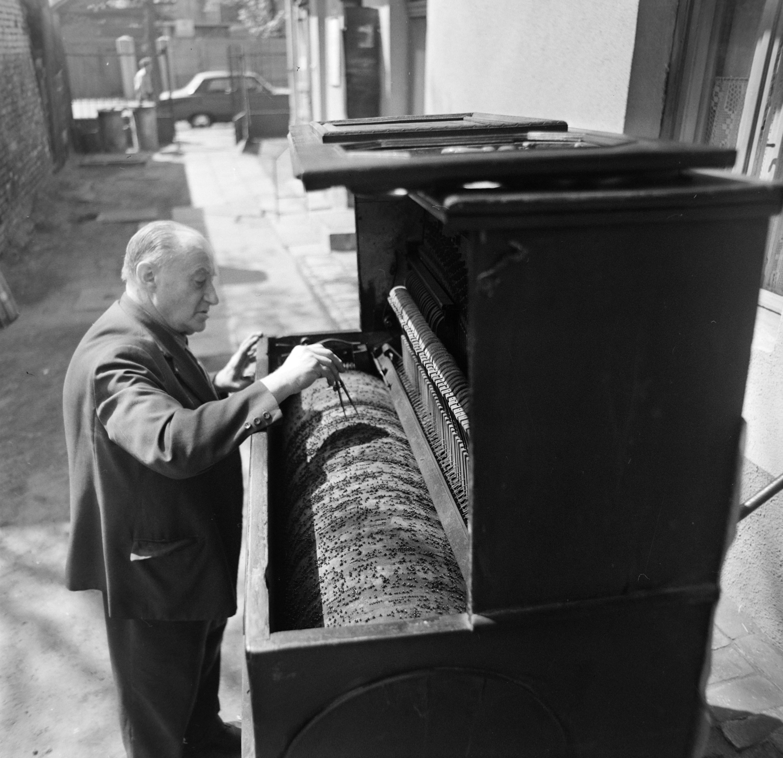 Magyarország, Budapest XIII., Petneházy utca 50., Münz Ernő verklis felfrissiti a zongoraverkli dallamképző szerkezetét., 1968, Bojár Sándor, Budapest, verkli, kihalt mesterség, Fortepan #177560