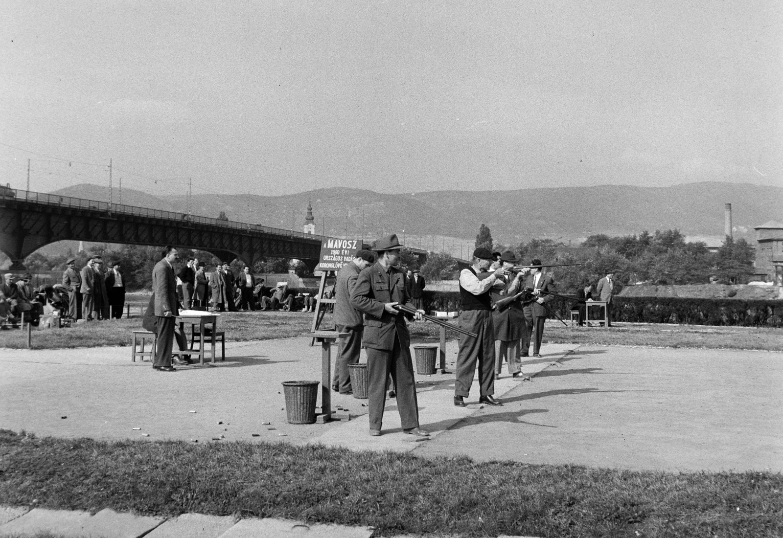 Hungary, Margit Islands, Budapest, Koronglövő Pálya a sziget északi csúcsán. A MAVOSZ országos vadász-koronglövő versenye. Háttérben az Árpád híd és a Szent Péter és Pál-templom tornya, jobbra az Óbudai Hajógyár épülete., 1960, Bojár Sándor, gun, hunting rifle, Fortepan #177580