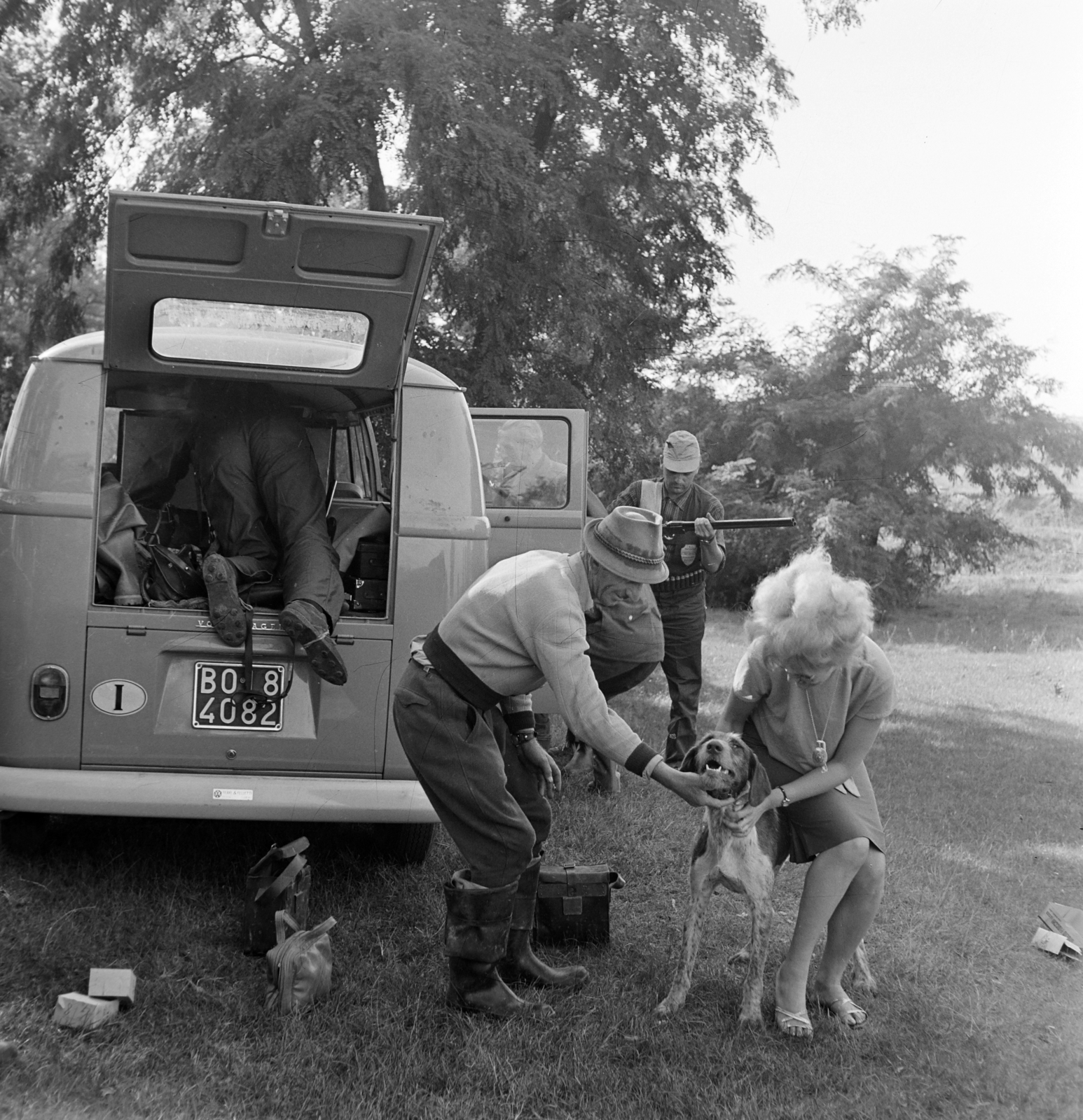 Magyarország, 1960, Bojár Sándor, kutya, Volkswagen-márka, vadászat, Volkswagen Typ2, Volkswagen Transporter 1, Fortepan #177583