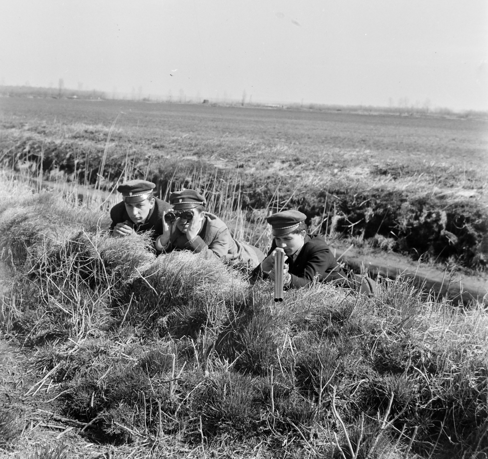 Hungary, Balatonfenyves, a hivatásos vadászképző iskola tanulói gyakorlaton., 1965, Bojár Sándor, hunting, telescope, Fortepan #177589