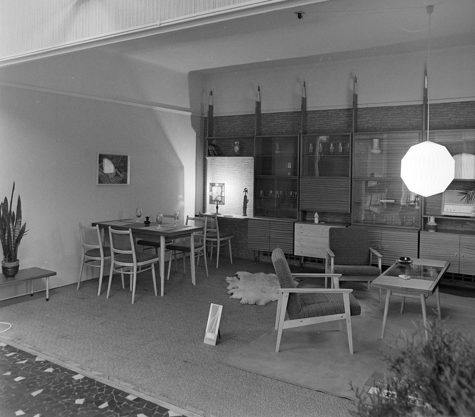 Magyarország, Budapest VII., Erzsébet (Lenin) körút 19., Bútoráruház, a csehszlovák bútoripar exportra szánt újdonságainak bemutatója. Elemekből összeállítható, variálható lakószobabútor., 1969, Bojár Sándor, Budapest, Fortepan #177610