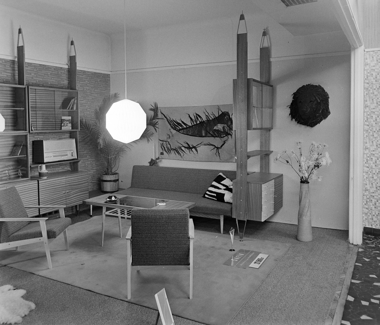 Magyarország, Budapest VII., Erzsébet (Lenin) körút 19., Bútoráruház, a csehszlovák bútoripar exportra szánt újdonságainak bemutatója. Elemekből összeállítható, variálható lakószobabútor., 1969, Bojár Sándor, Budapest, Fortepan #177611