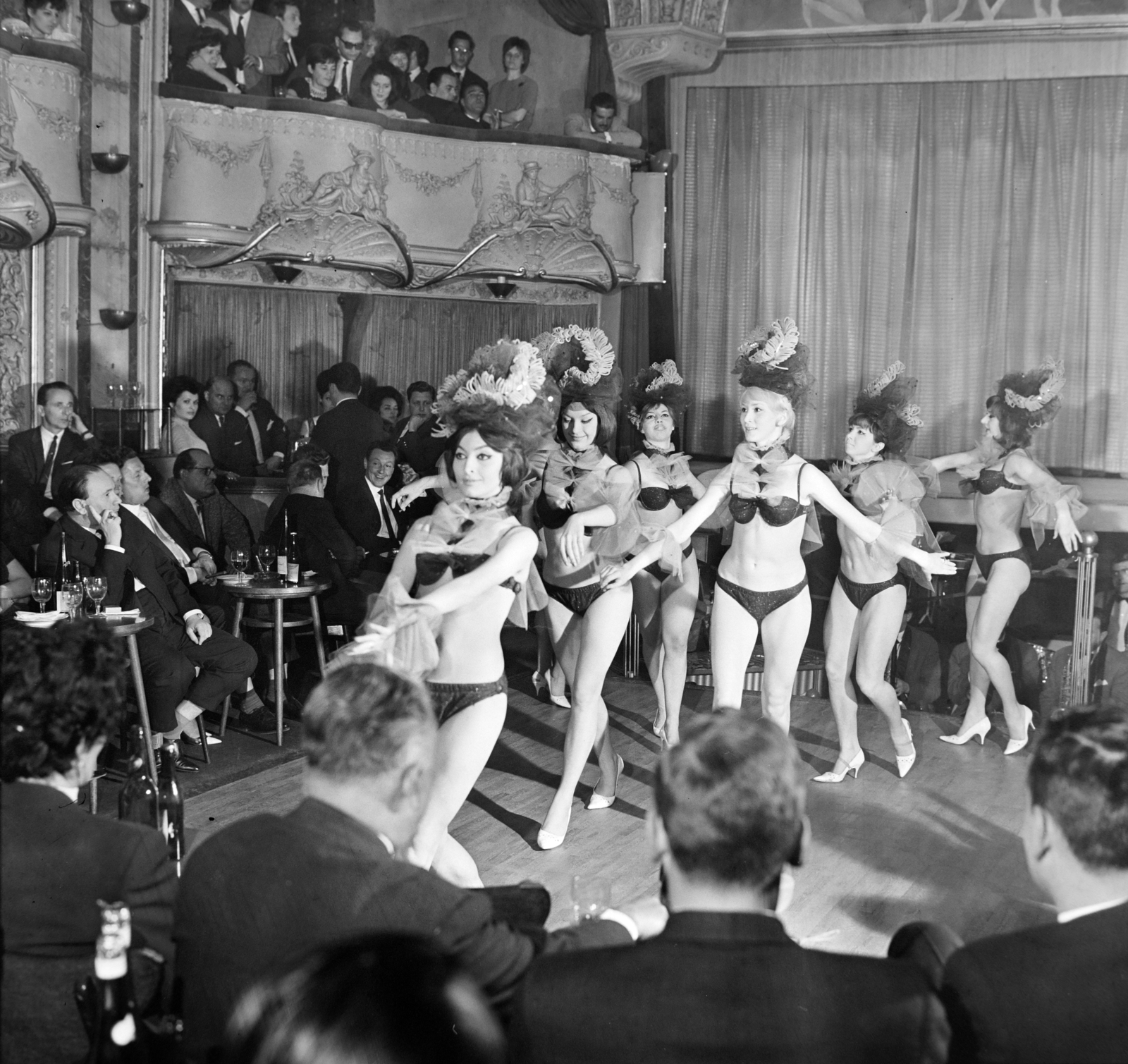 Magyarország, Budapest VI., Nagymező utca 17., Budapest Táncpalota (Moulin Rouge), a „Tánccal, dallal a világ körül” című műsor., 1965, Bojár Sándor, Budapest, Fortepan #177614
