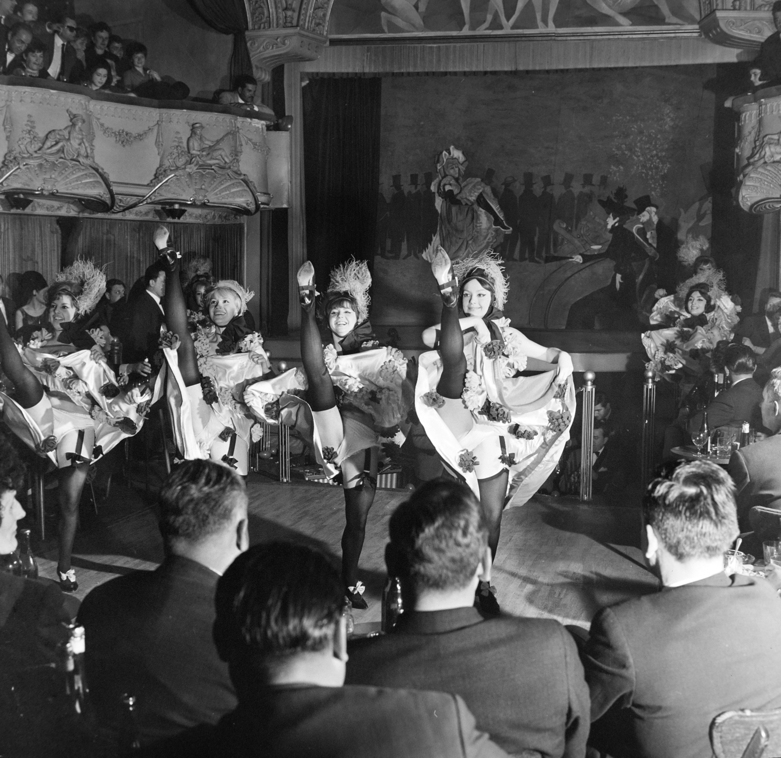 Hungary, Budapest VI., Nagymező utca 17., Budapest Táncpalota (Moulin Rouge), a „Tánccal, dallal a világ körül” című műsor., 1965, Bojár Sándor, dance, Budapest, Fortepan #177620