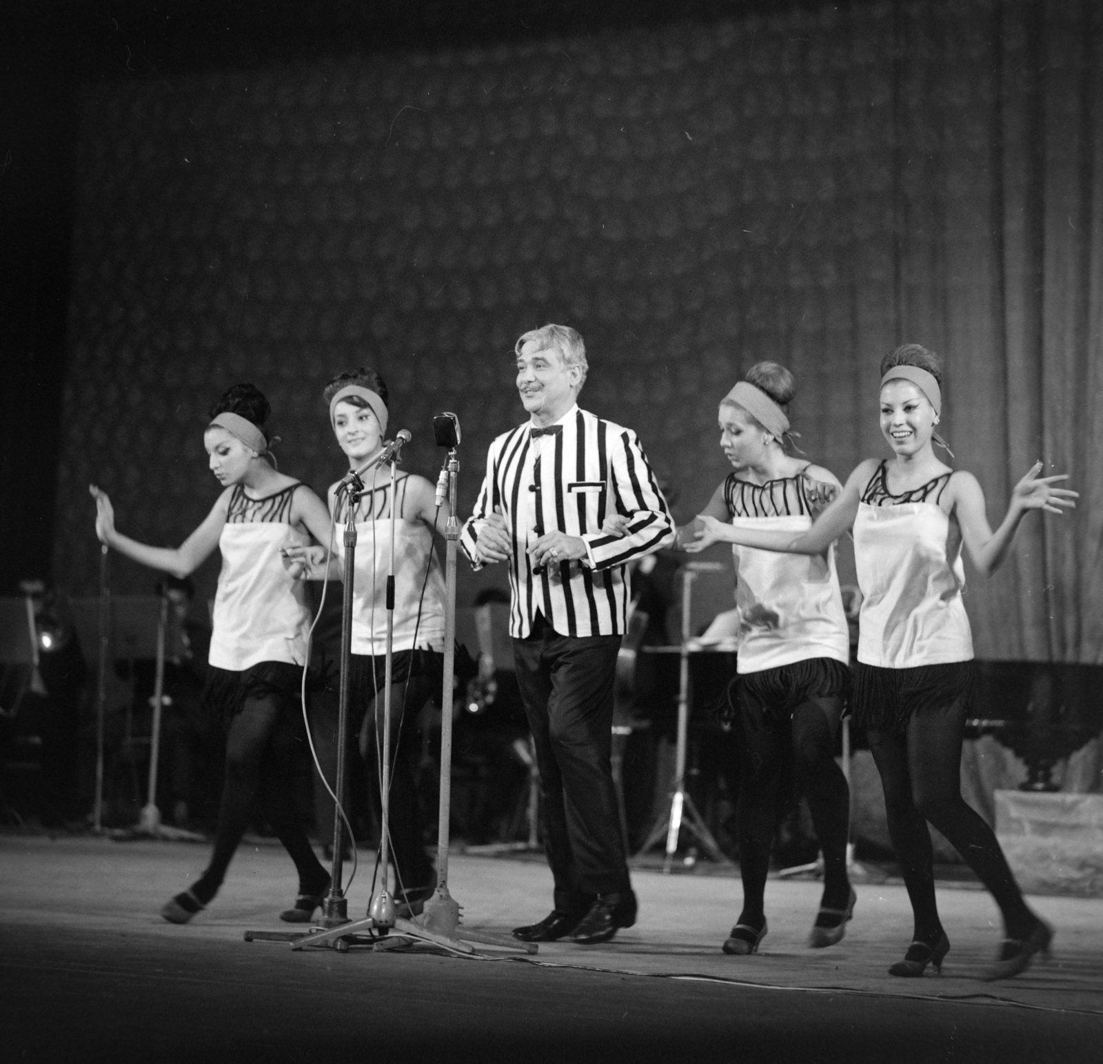 Hungary, Budapest VIII., Erkel Színház, a La Fornes kubai revüegyüttes vendégjátéka 1966. október 16-án. Armando Bianchi és a Tropicana táncegyüttes., 1966, Bojár Sándor, Budapest, Fortepan #177638