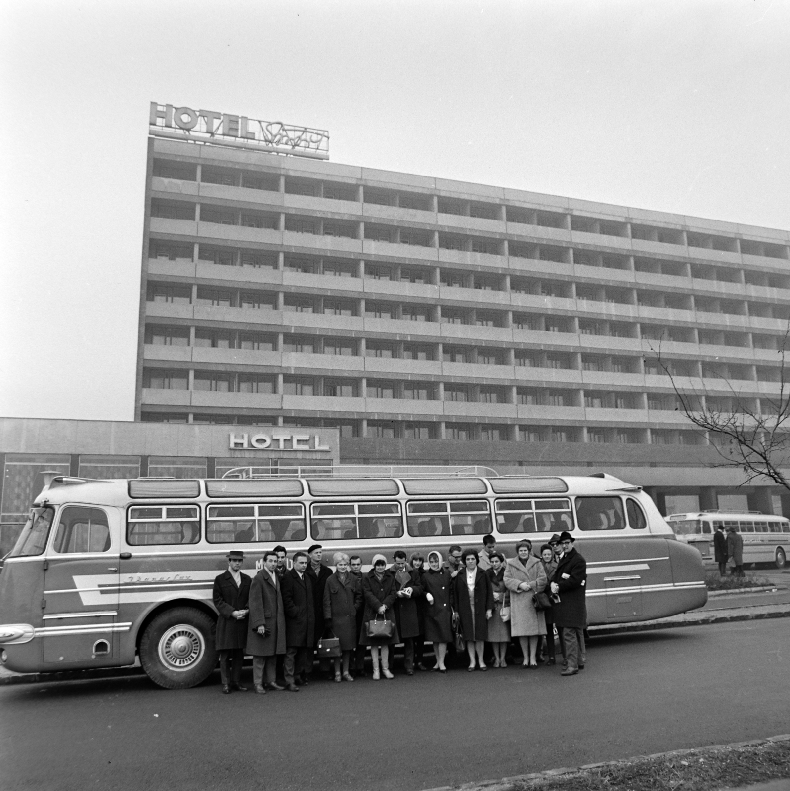 Hungary, Budapest XI., Tas vezér utca, a Sport (később Flamenco) szálló előtt a barátság küldöttei, a hathetes utazáson résztvevő Hat ország vetélkedőjének győztesei., 1966, Bojár Sándor, hotel, Budapest, Fortepan #177641